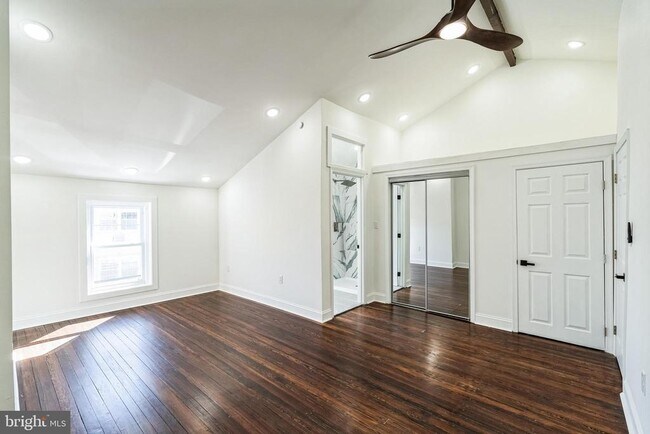 Building Photo - 382 Martin St