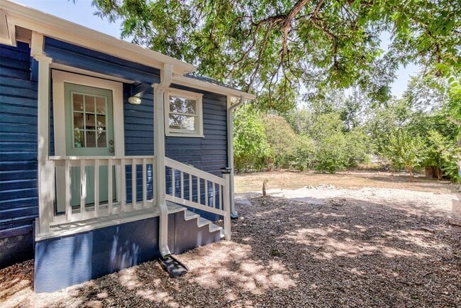 Building Photo - 917 W 4th St