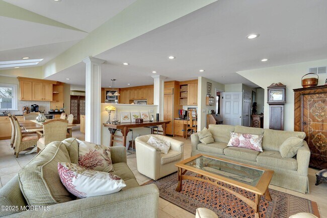 Building Photo - 323 Cove Dr