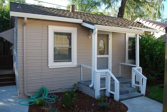 Building Photo - 875 Harding Ave