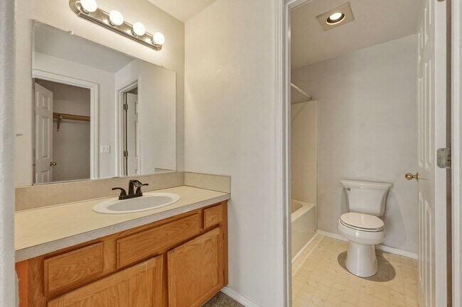 Building Photo - Move in Ready now! 3 bed 2.5ba - Olympia School District