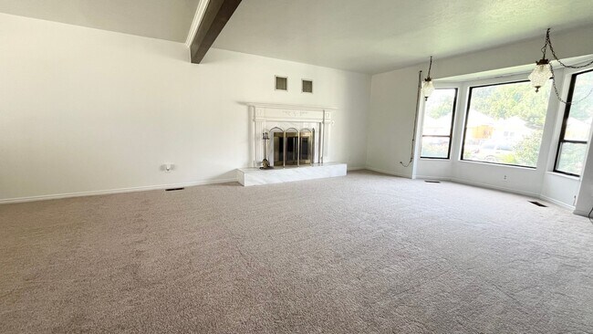 Building Photo - 825 W Arapahoe Ave