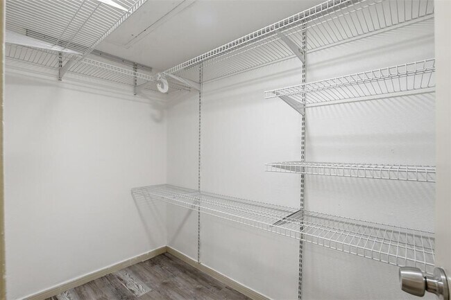 Building Photo - 8888 Tallwood Dr