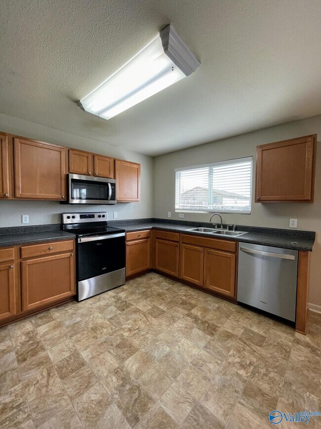 Building Photo - 3412 Castlecreek Dr SW