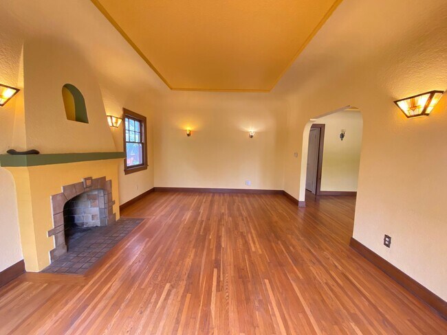 Building Photo - CHARMING! BACKYARD OASIS! REAL HARDWOOD FLOORS! FULL SIZED WASHER/DRYER! OFF OF ADAMS AVE!