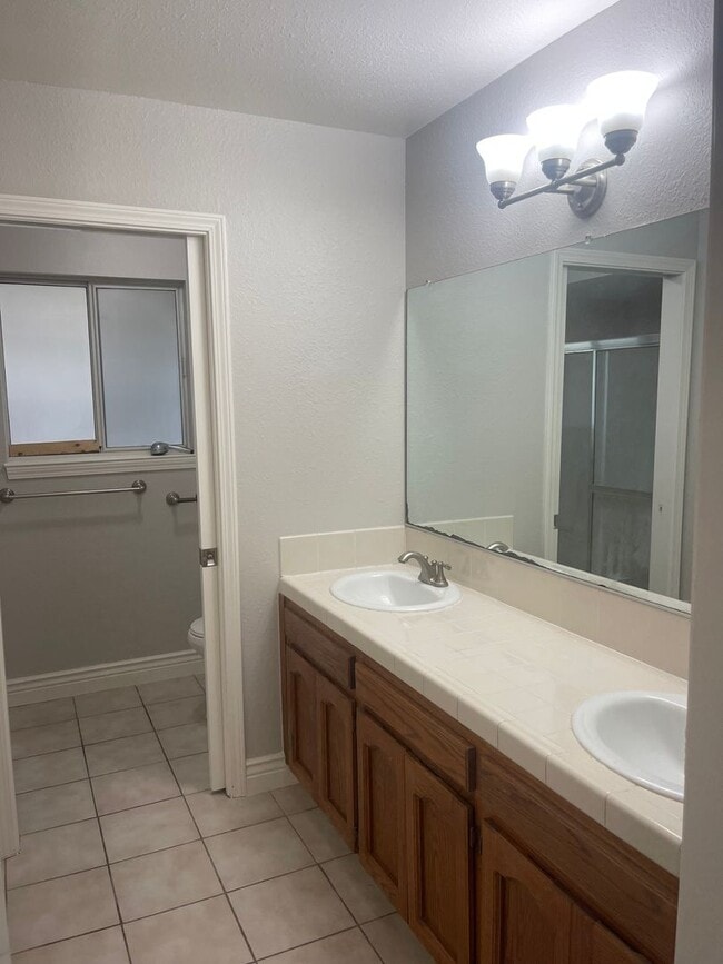 Building Photo - Spacious Home in Porterville