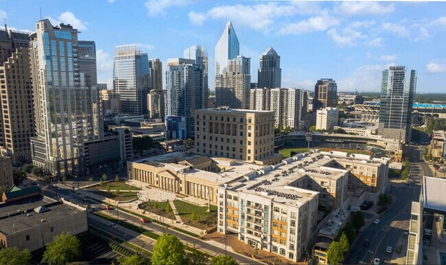 Building Photo - 424 W Trade St