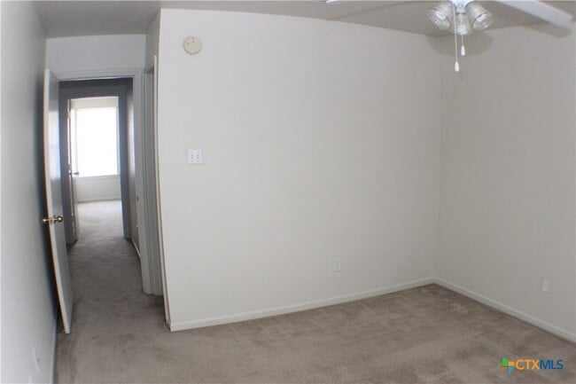Building Photo - 102 E Robin Ln