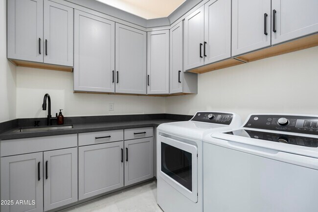 Building Photo - 5049 E Shaw Butte Dr
