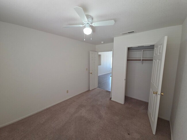 Building Photo - 3 bedroom/2bath home in quiet neighbothood