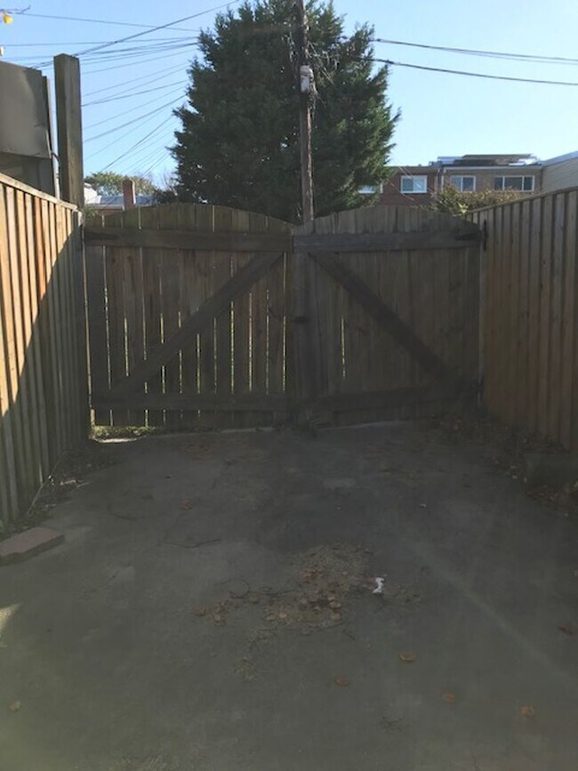 Building Photo - 2 Bed 2.5 Bath row house located just a short distance from RFK stadium in NE Washington, DC.