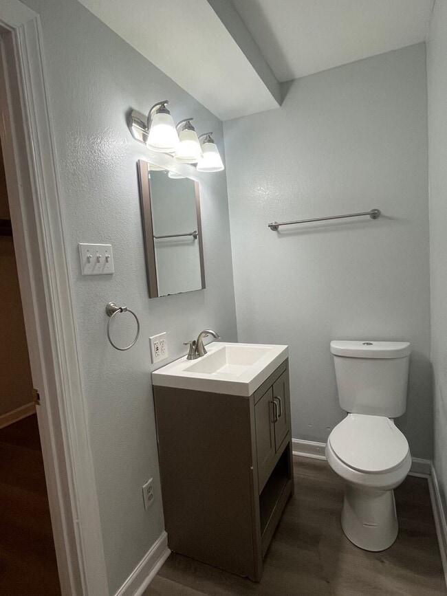 Building Photo - 489 W Outer Dr