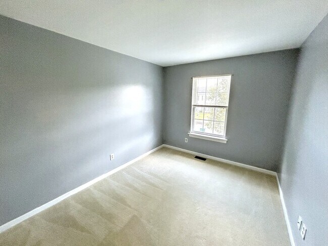 Building Photo - 6432 Goldenrod Ct