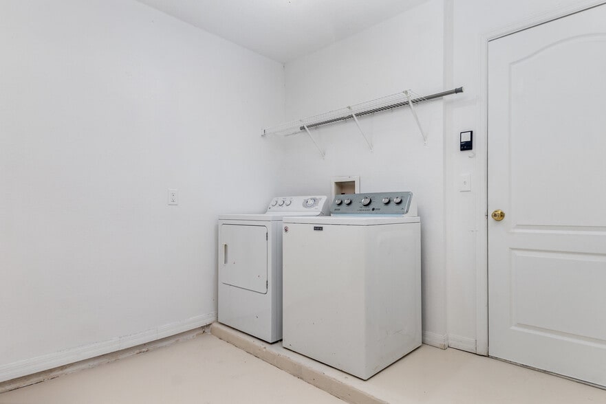 Building Photo - 923 Sandy Ridge Dr