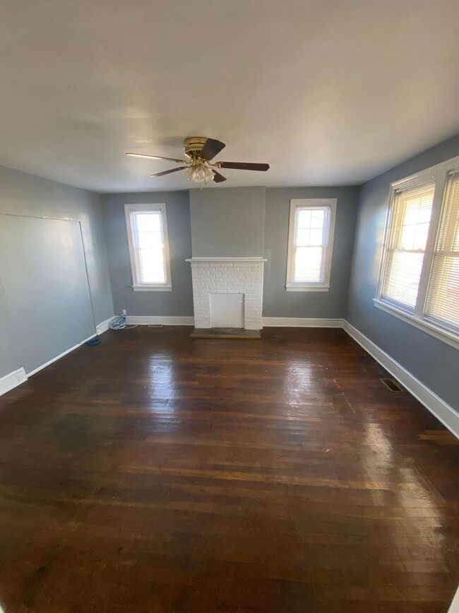 Building Photo - 4 bed 2 bath house in Rva North Side! Laun...