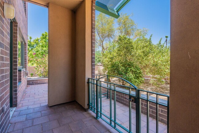 Building Photo - 16 W Encanto Blvd