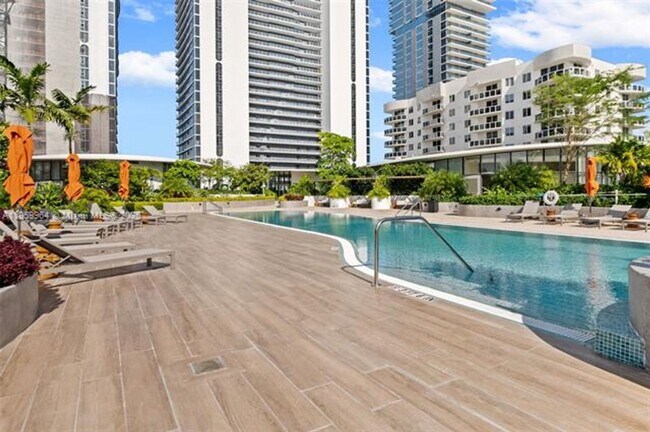 Building Photo - 700 NE 24th St