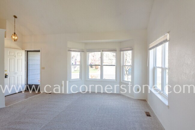 Building Photo - 940 Royal Crown Ln
