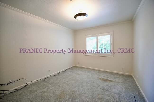 Building Photo - Country Club Home on Corner Lot, All One L...