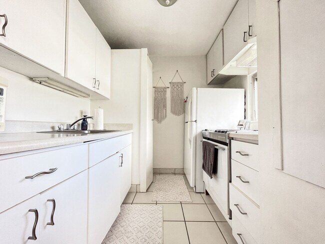 Building Photo - Pet Friendly Furnished Waikiki Studio with Central A/C and Parking. Utilities Included in Rent.