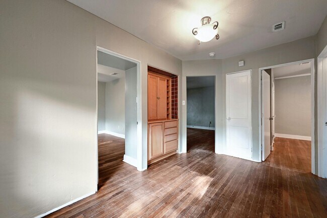Building Photo - 2829 San Gabriel St