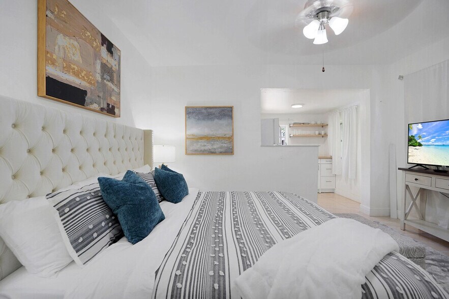 Building Photo - 975-977-977 SW 10th St