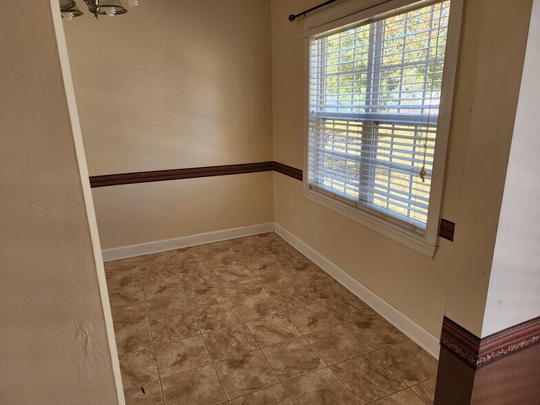 Building Photo - 176 Whispering Oaks Dr