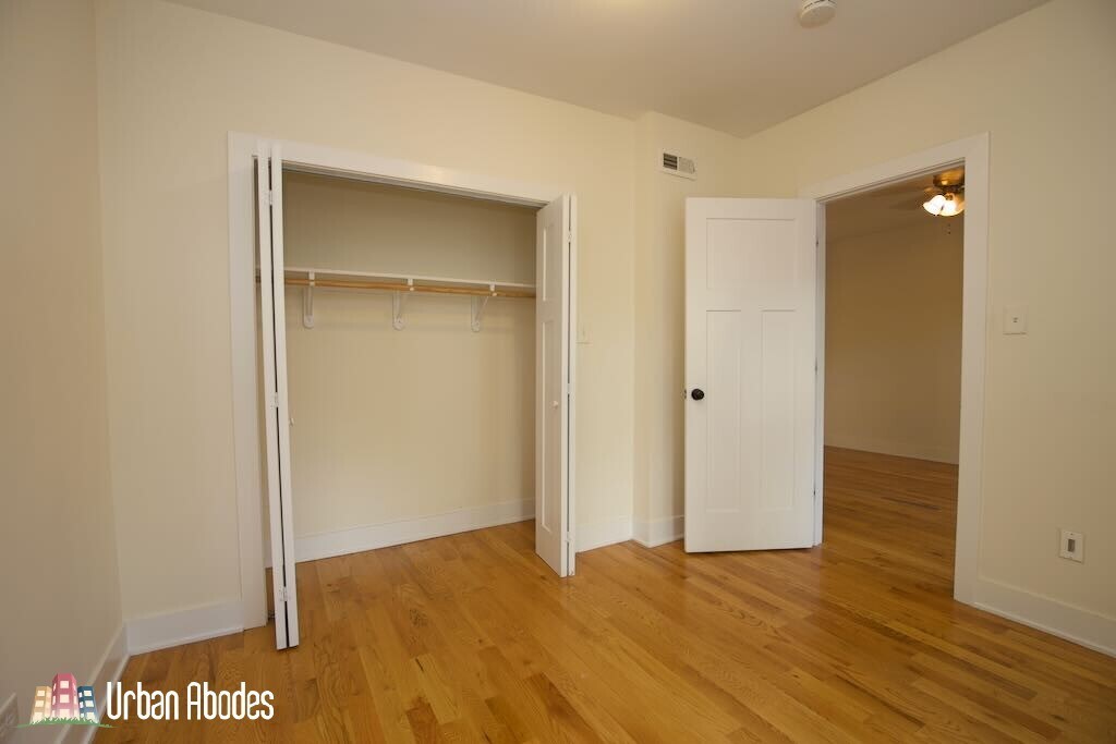 Building Photo - 1446 W Byron St
