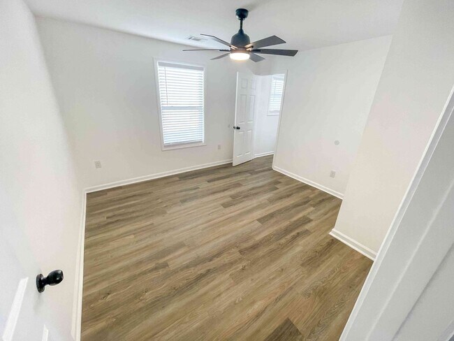 Building Photo - Beautiful 3BR Home Near Mozley Park!