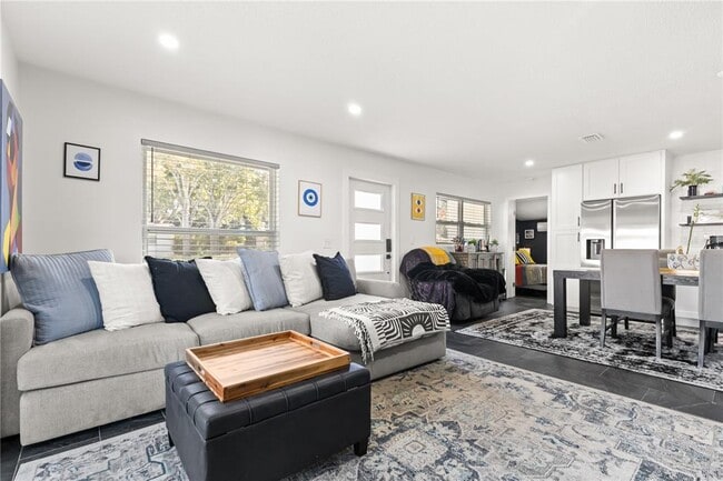 Building Photo - 5611 S Sheridan Rd