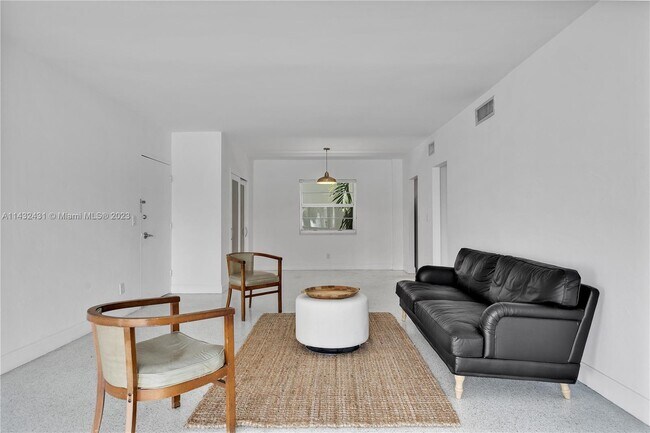 Building Photo - 9700 W Bay Harbor Dr