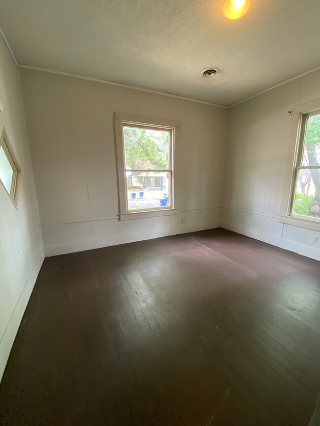 Building Photo - 2 BEDROOM 1 BATH
