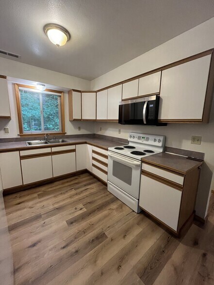 Building Photo - 7481 Miller Wy