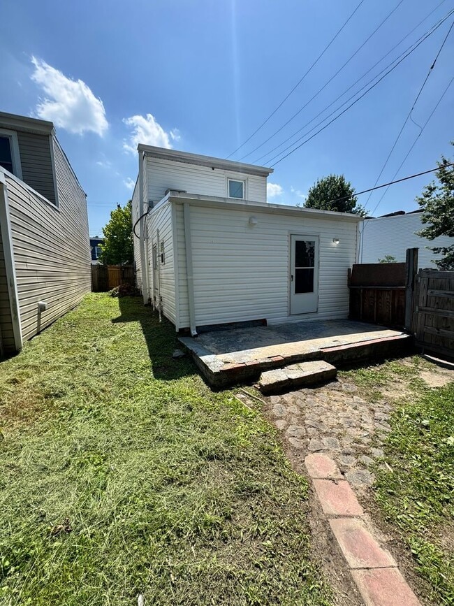 Building Photo - Roomy 3 bed 2 bath in Church Hill, yard, porch, laundry, all electric, central hvac!