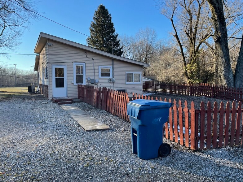 Building Photo - 415 W Campground Rd