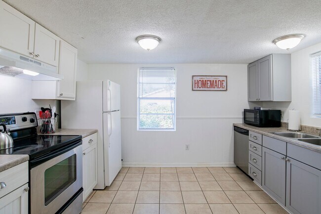Building Photo - Bright & Comfortable 3 Bed/2.5 Bath Pensac...