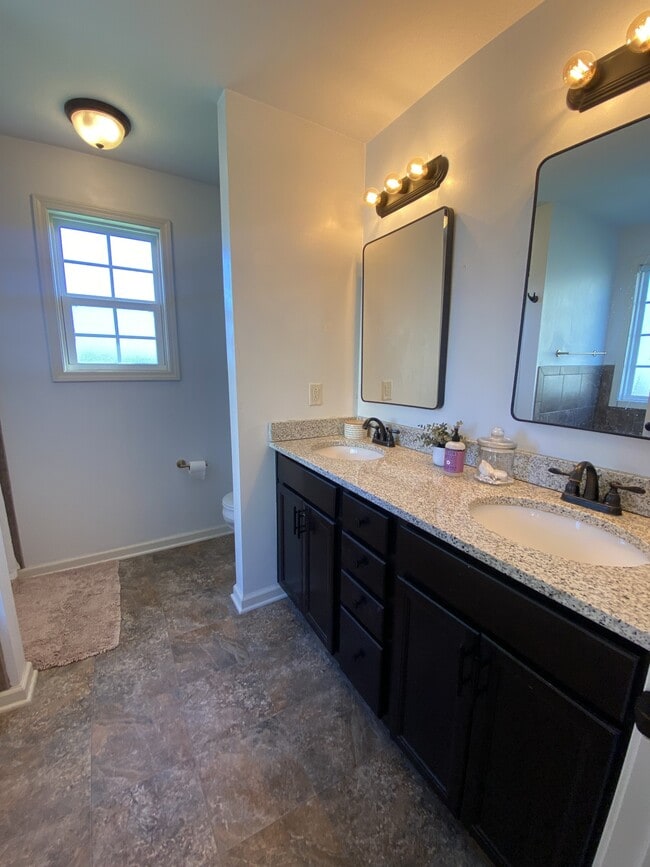 Building Photo - 1053 Castlerock Dr