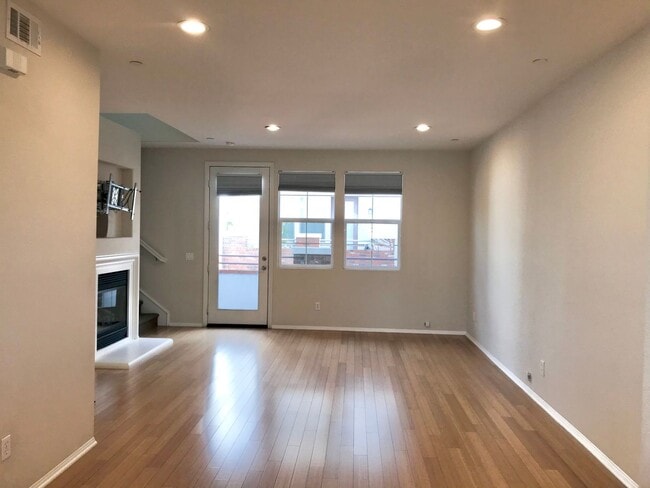 Building Photo - Located in the very popular northwest area...