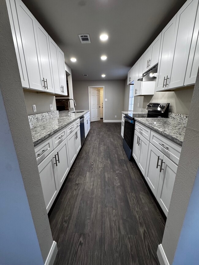 Building Photo - 1311 Alpine Dr