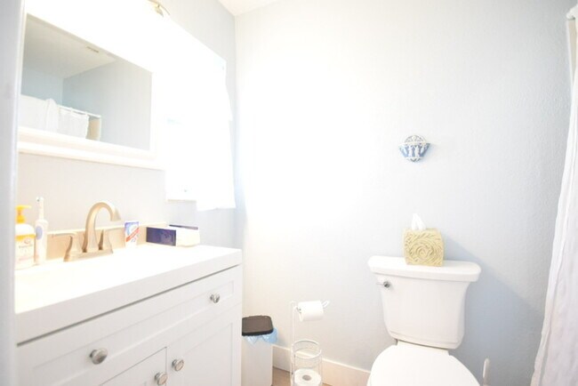 Building Photo - FULLY FURNISHED Condo For Rent in Pinellas...