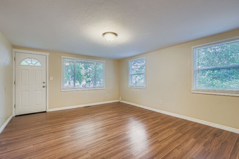 Building Photo - 914 Alexander Rd