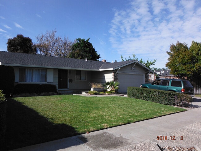 Building Photo - Spacious 3 Bedroom House Available Now