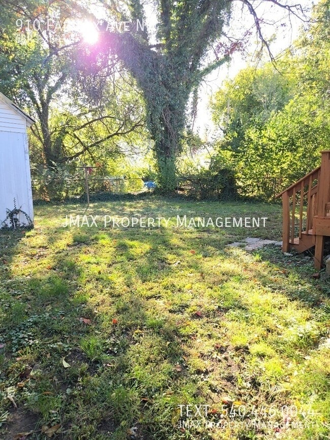 Building Photo - 910 Fairfax Ave NW