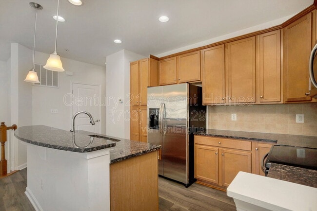 Building Photo - 24676 Hutchinson Farm Dr