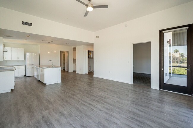 Building Photo - Live the Downtown Life! 2 Bedrooms!