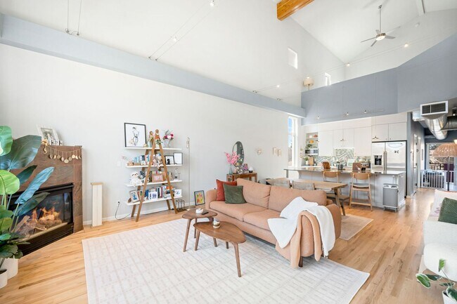 Building Photo - 2BD, 2BA Corner Unit Condo in Lowry