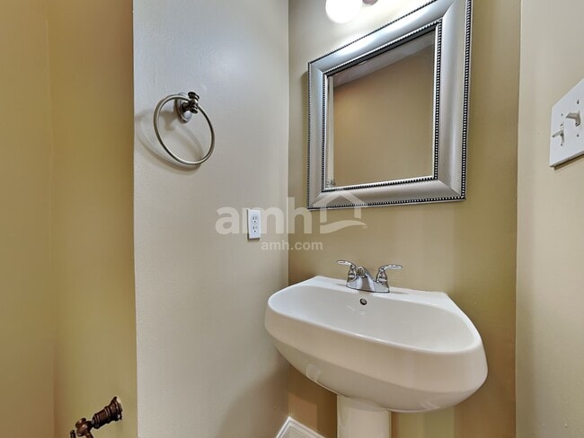 Building Photo - 10900 Parkgate Ln