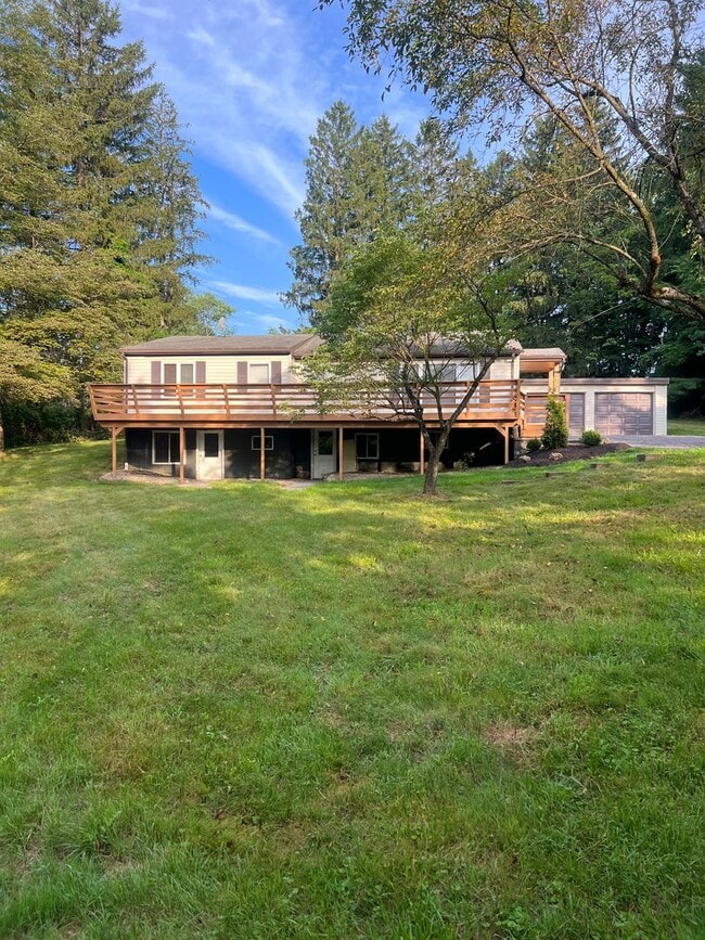 Building Photo - 3-bedroom, 2-bathroom private retreat in C...