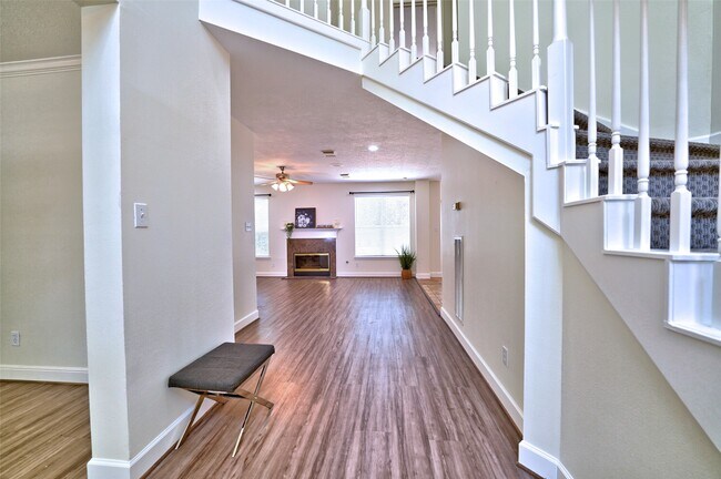 Building Photo - 15810 Hollow Rock Dr