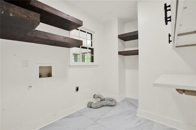 Building Photo - 3270 Brookview Dr